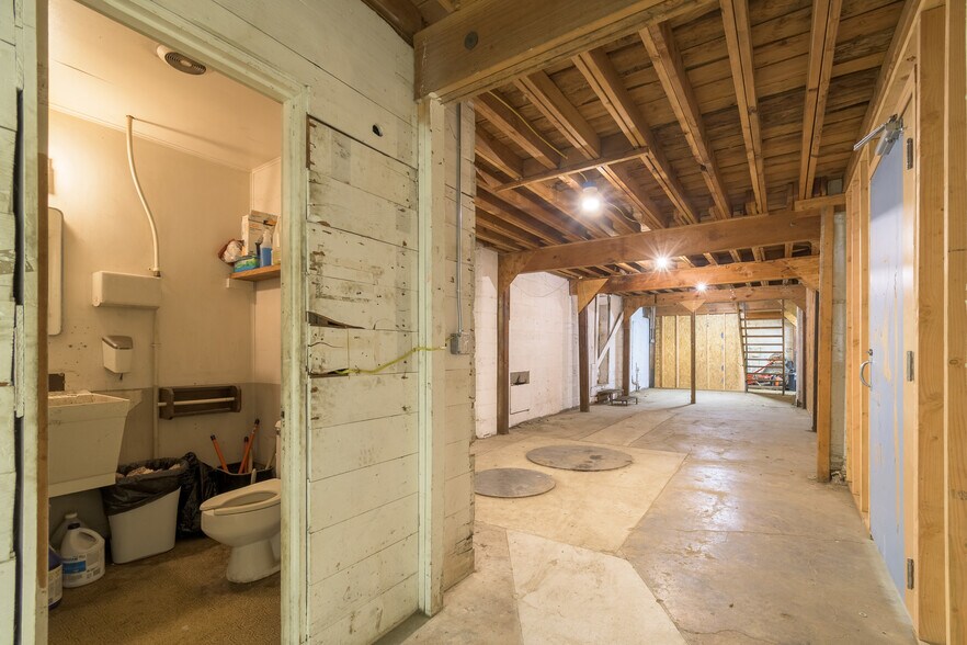 More Photos Of 2150 Cross St, Eugene Service For Sale