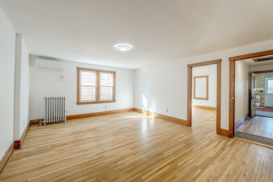 More Photos Of 127 W Main St, Belleville Restaurant For Sale