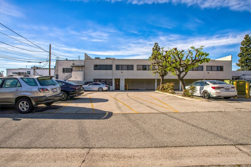 More Photos Of 17037 Chatsworth St, Granada Hills Office For Sale