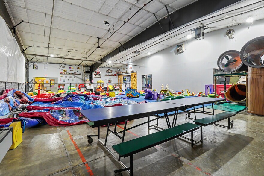 More Photos Of 545 N 1st St, Geneva Warehouse For Sale
