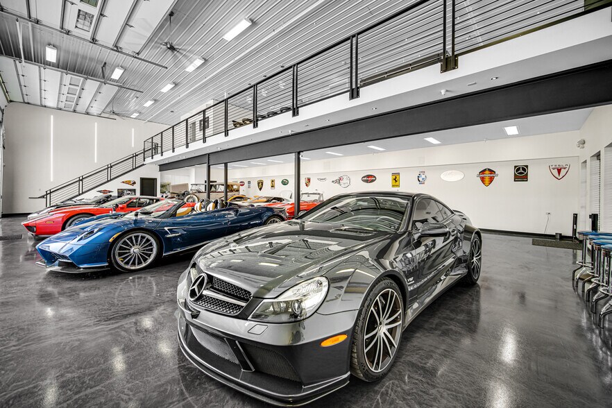 More Photos Of 2108-2260 Ferry Rd, Naperville Showroom For Sale