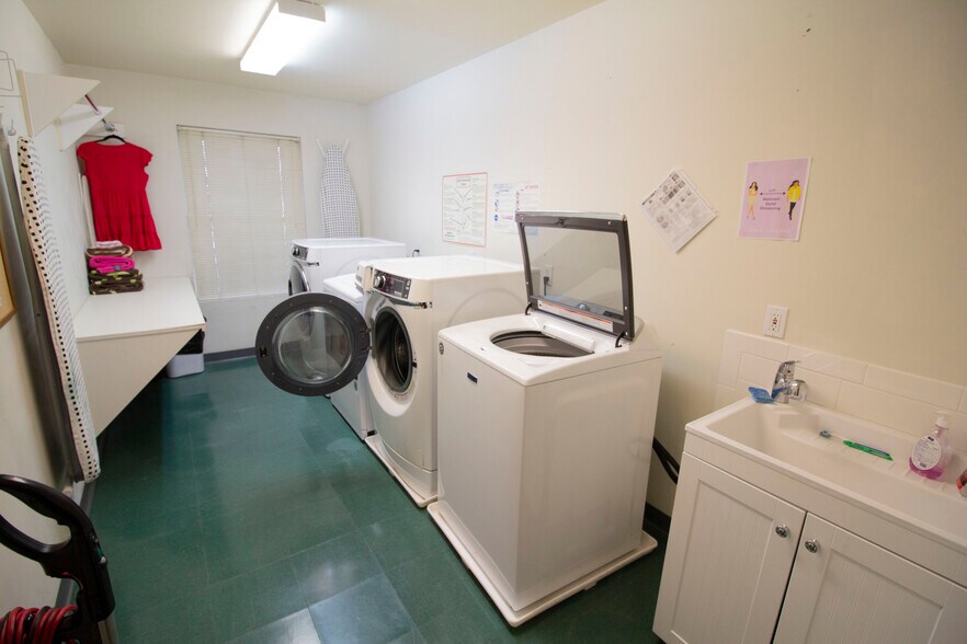 More Photos Of 3125 W Michigan Ave, Kalamazoo Dormitory For Sale