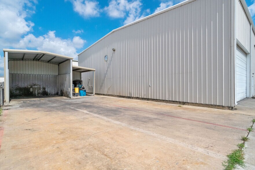 More Photos Of 5119 Hiltonview Rd, Houston Warehouse For Lease