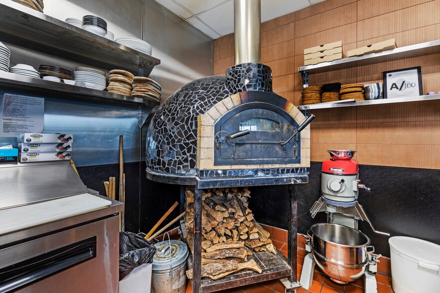 More Photos Of 940 S Alamo St, San Antonio Freestanding For Lease