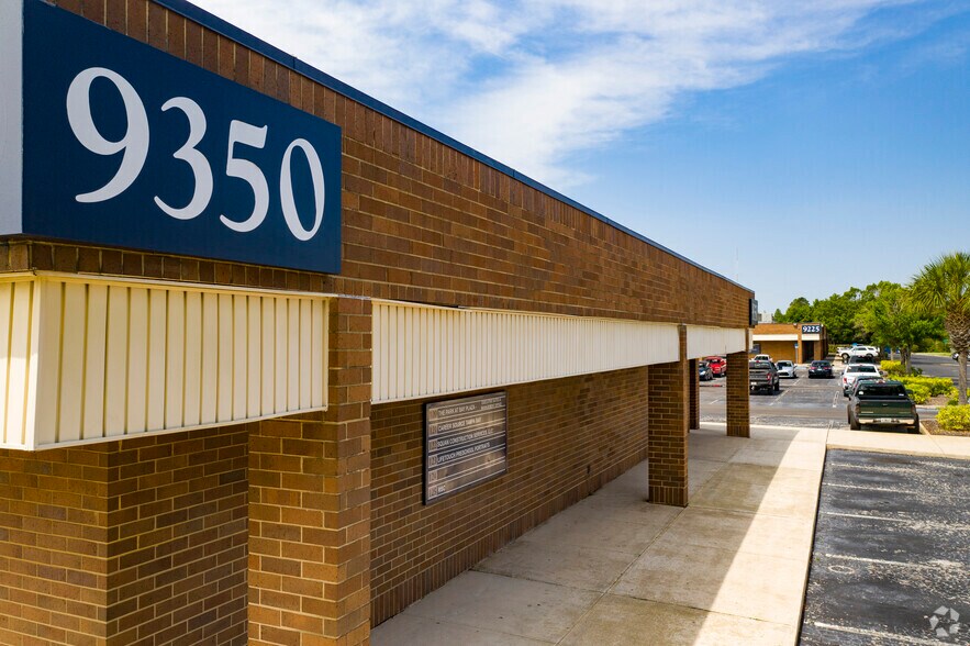 More Photos Of 9280 Bay Plaza Blvd, Tampa Unknown For Lease