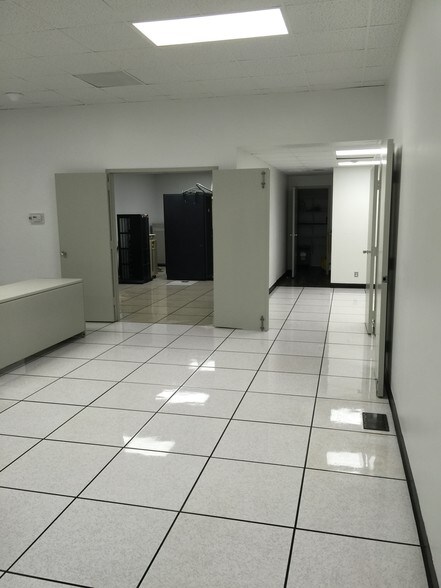 More Photos Of 3280 McKibbon Rd, Saint Louis Flex For Lease