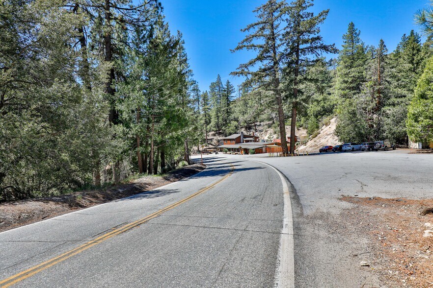 More Photos Of CA-2, La Cañada Flintridge General Retail For Sale