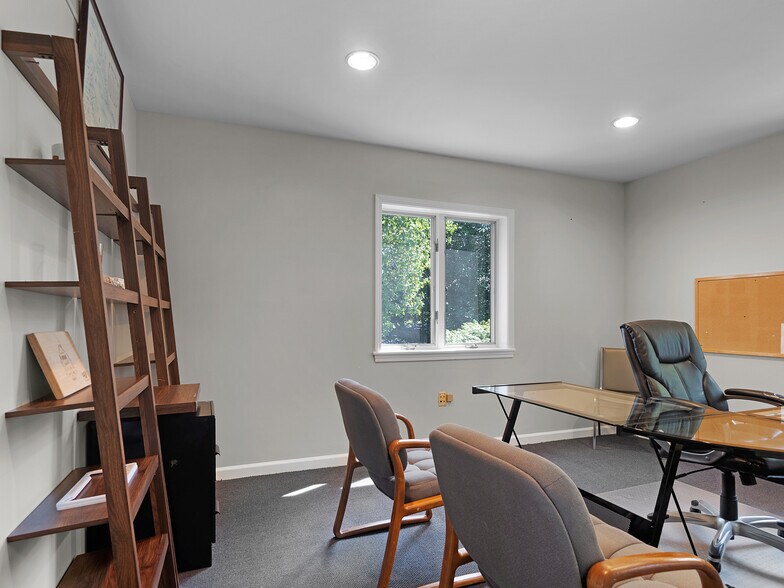 More Photos Of 644 E Main St, Palmyra Office For Sale