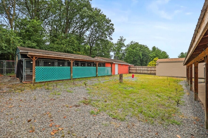 More Photos Of 333 Newcomer Rd, Windsor Veterinarian Kennel For Sale