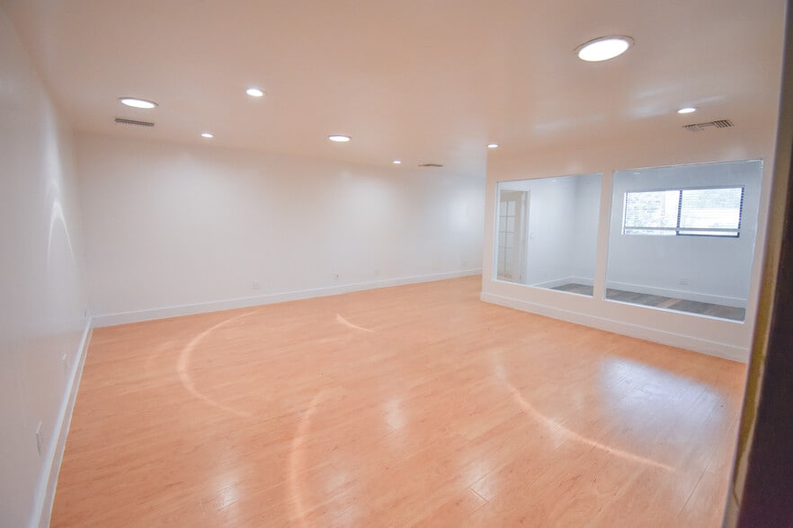 More Photos Of 19709 Ventura Blvd, Woodland Hills Office For Lease