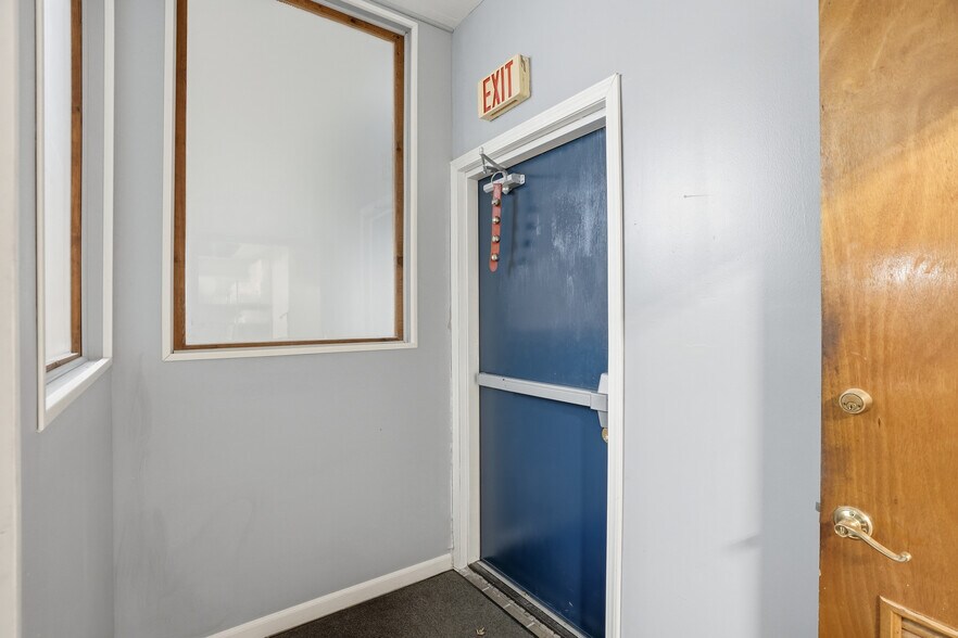 More Photos Of 4020 E Old US 30, Hamlet Restaurant For Sale