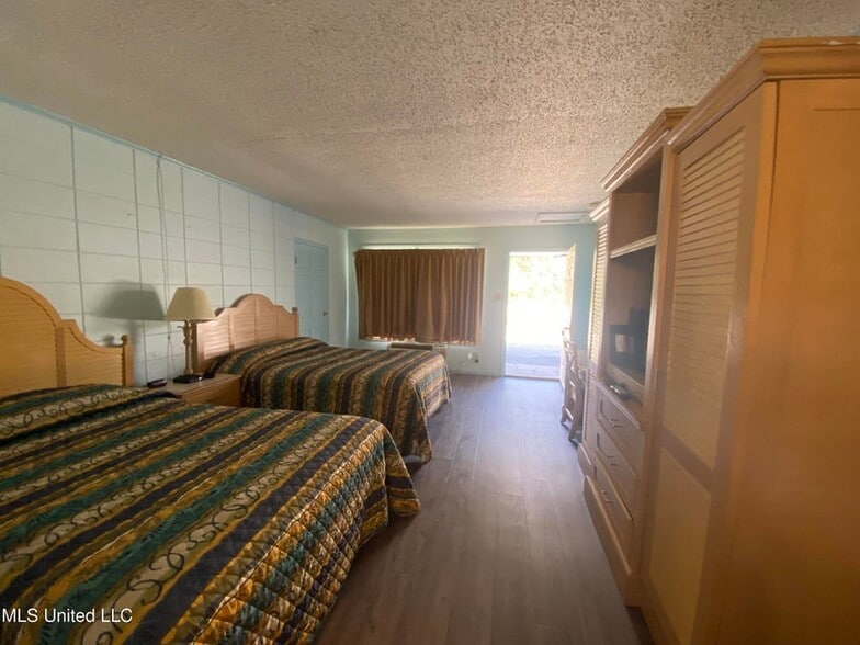 More Photos Of 404 Frontage Dr E, Wiggins Hotel For Sale