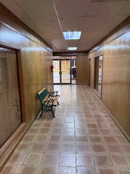 More Photos Of 1613 Avenue K, Hondo Office For Sale