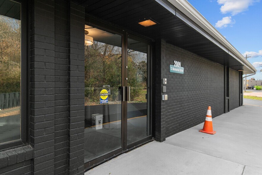 More Photos Of 2009 S Memorial Dr, Appleton Office For Sale