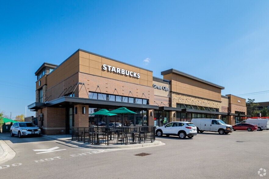 More Photos Of 2720 N Grandview Blvd, Waukesha Freestanding For Lease