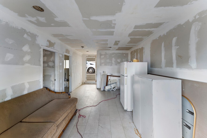 More Photos Of 5712 15th St, Bradenton Auto Dealership For Sale