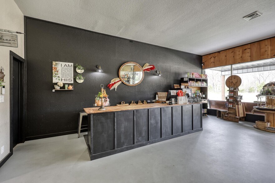 More Photos Of 8637 Oxbow Ln, Neosho Storefront Retail Residential For Sale