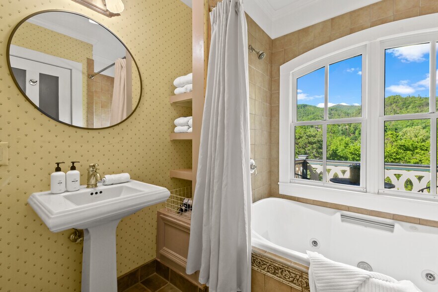 More Photos Of 204 Lawson St, Hot Springs Hotel For Sale