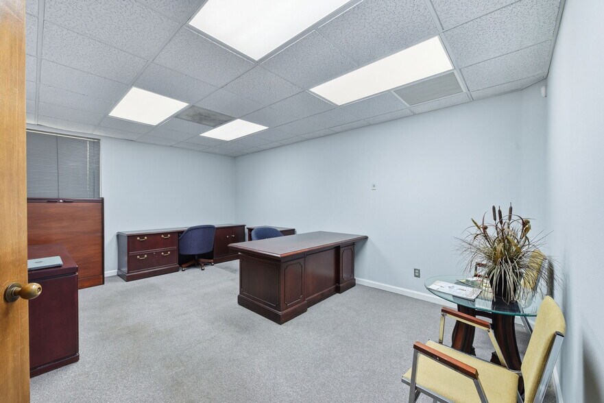 More Photos Of 10940 Stancliff Rd, Houston Office For Lease