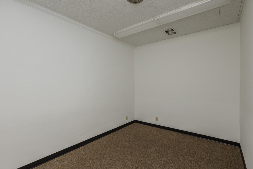 More Photos Of 722 N Main St, Newton Office For Sale