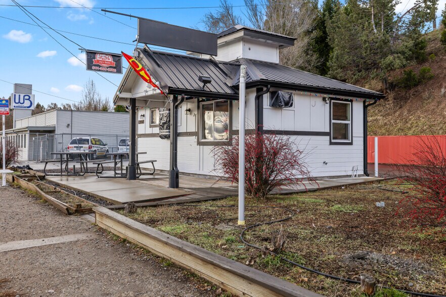 More Photos Of 1402 Oregon Ave, Klamath Falls General Retail For Sale