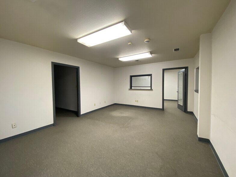 More Photos Of 4770 Washington Blvd, Beaumont Light Distribution For Lease