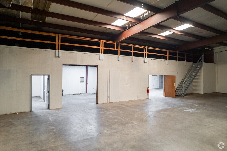 More Photos Of 166 Foster Ave, Freeland Warehouse For Lease