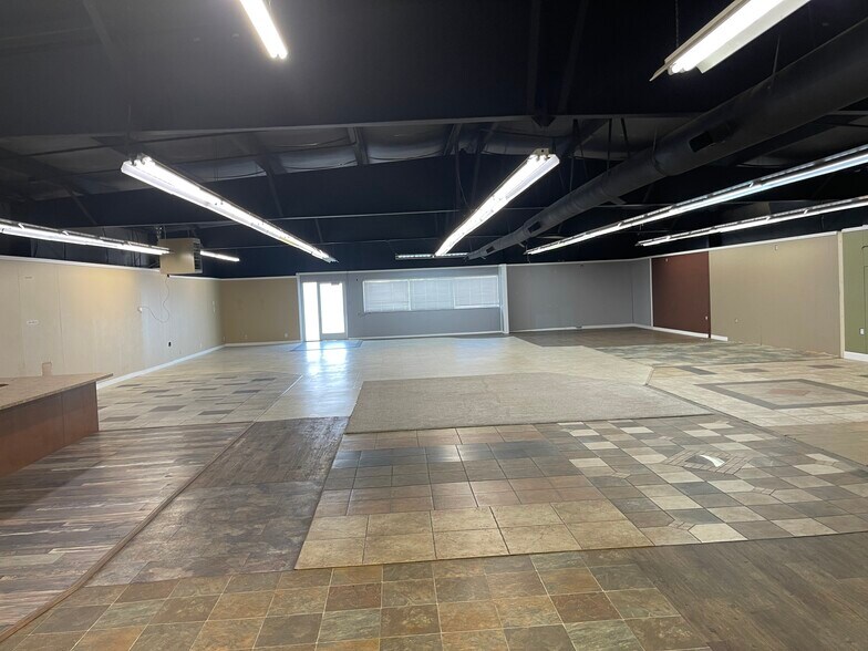 More Photos Of 680 SE 13th St, Ontario Showroom For Lease