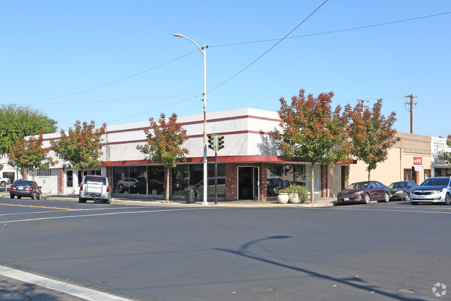 Primary Photo Of 960 G St, Reedley Storefront For Sale