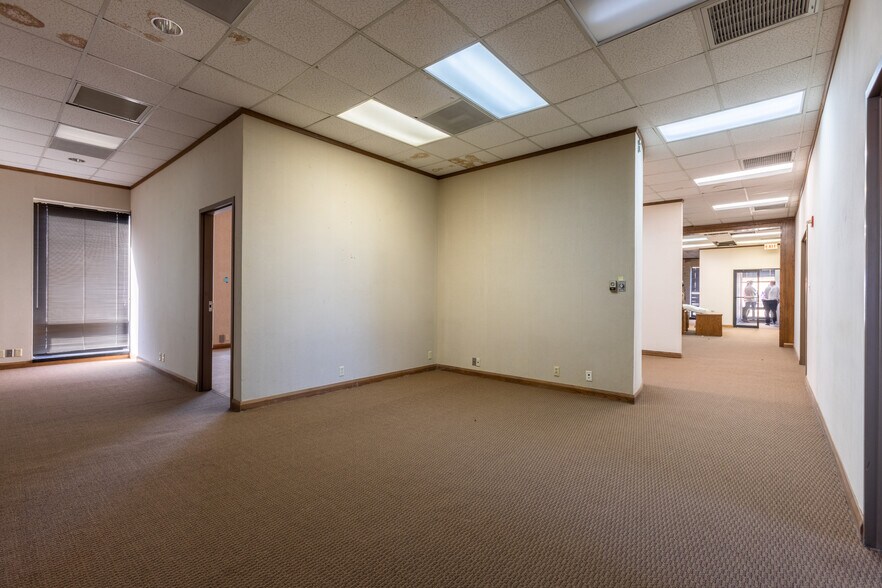 More Photos Of 301 Cypress St, Abilene Office For Sale