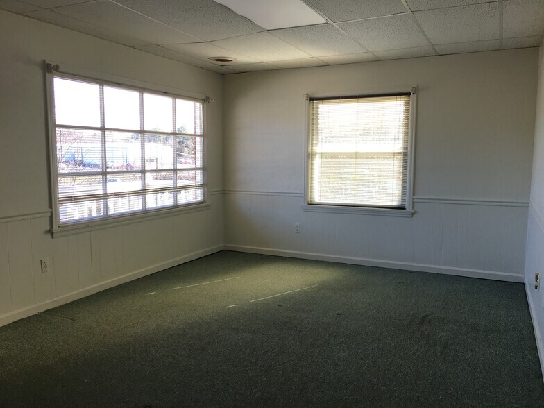 More Photos Of 3100-3120 Peters Creek Rd, Roanoke Unknown For Lease