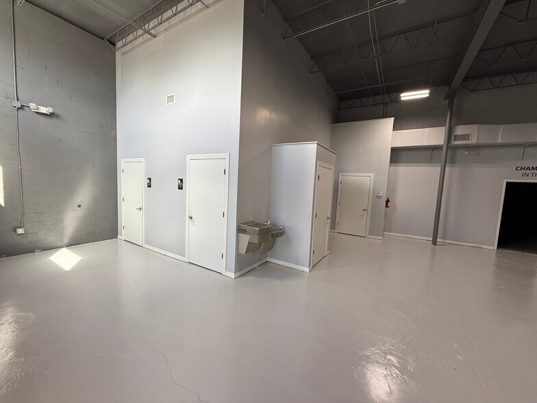 More Photos Of 8307-8309 Atlantic Blvd, Jacksonville Showroom For Lease