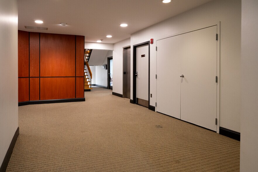 More Photos Of 200 Cordwainer Dr, Norwell Office For Lease