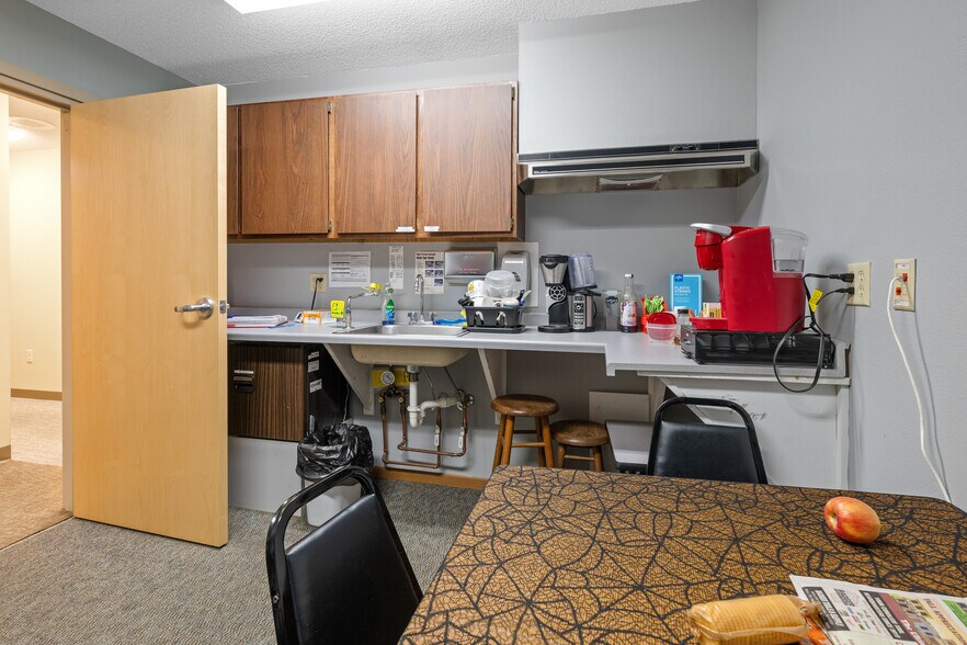More Photos Of 845 Water Ave, Hillsboro Office For Sale