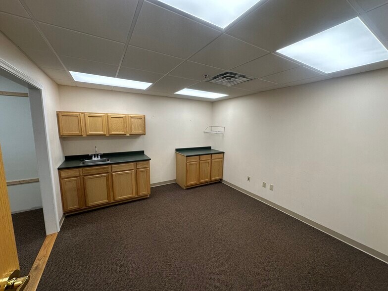 More Photos Of 35 Bridge St, Gardiner Fast Food For Lease