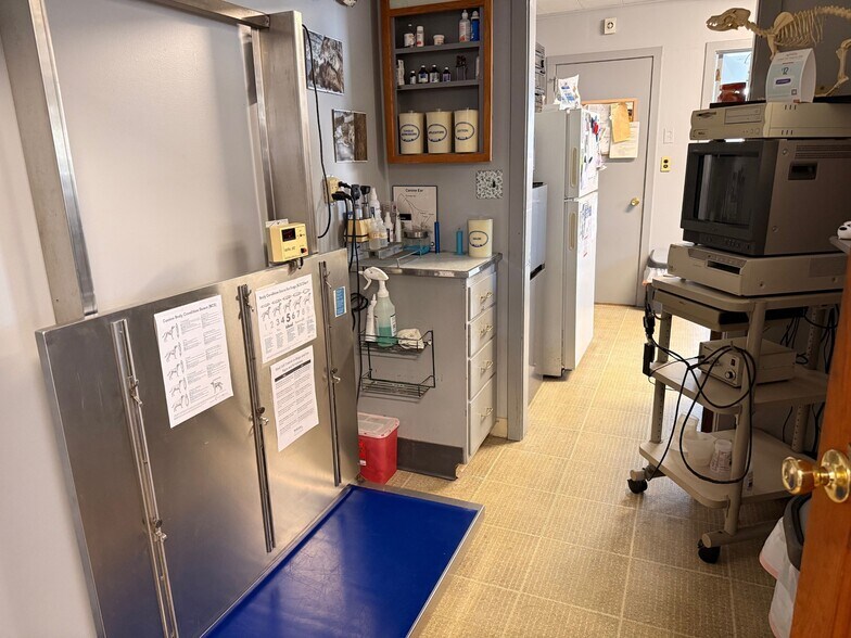 More Photos Of 317 Highway 35 N, Neptune City Veterinarian Kennel For Sale