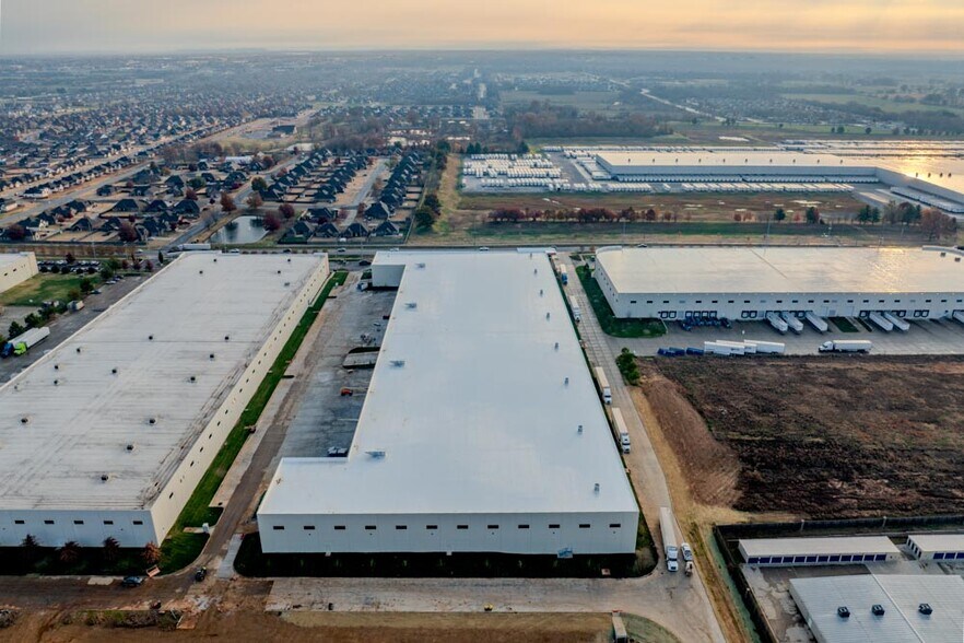 More Photos Of 5100 SW Regional Airport Blvd, Bentonville Warehouse For Lease