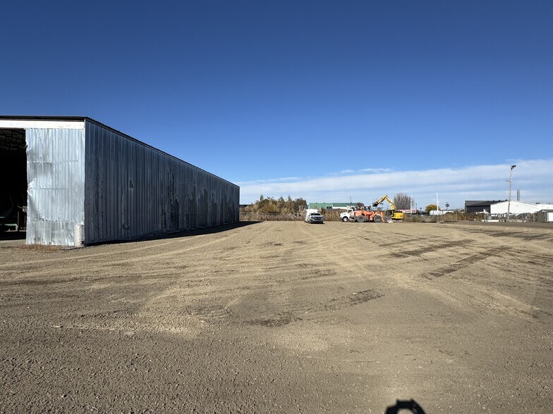 More Photos Of 50 Av 10E, Louiseville Industrial For Lease