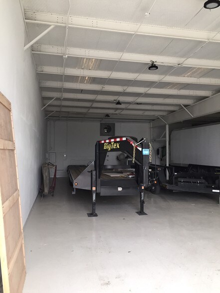 More Photos Of 11252 Goodnight Ln, Dallas Light Manufacturing For Sale