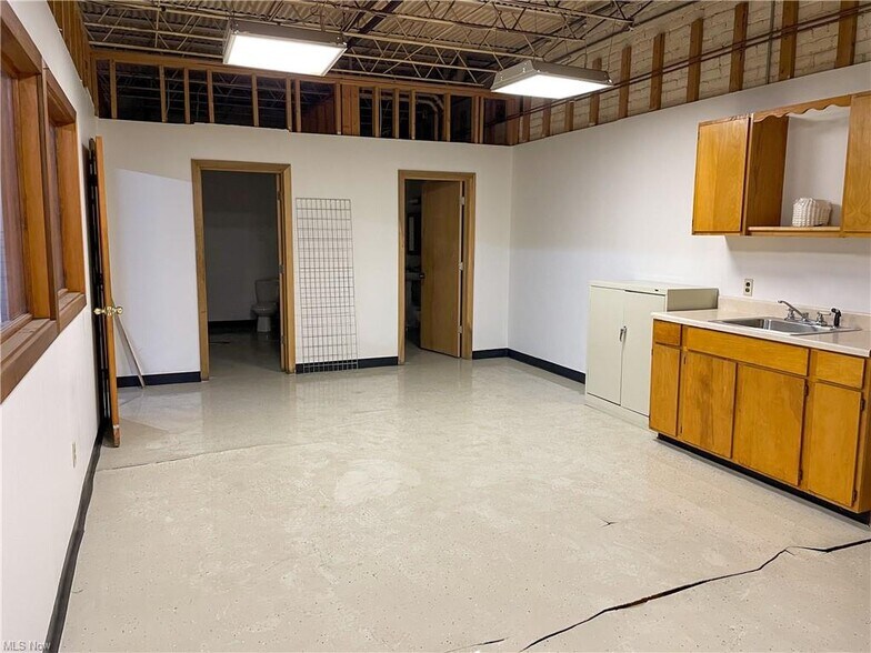 More Photos Of 8110 Lake Ave, Cleveland Manufacturing For Lease