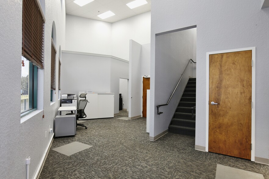More Photos Of 6881 Kingspointe Pky, Orlando Flex For Lease
