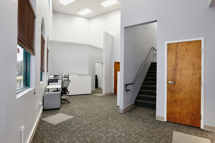 More Photos Of 6881 Kingspointe Pky, Orlando Business Park For Sale