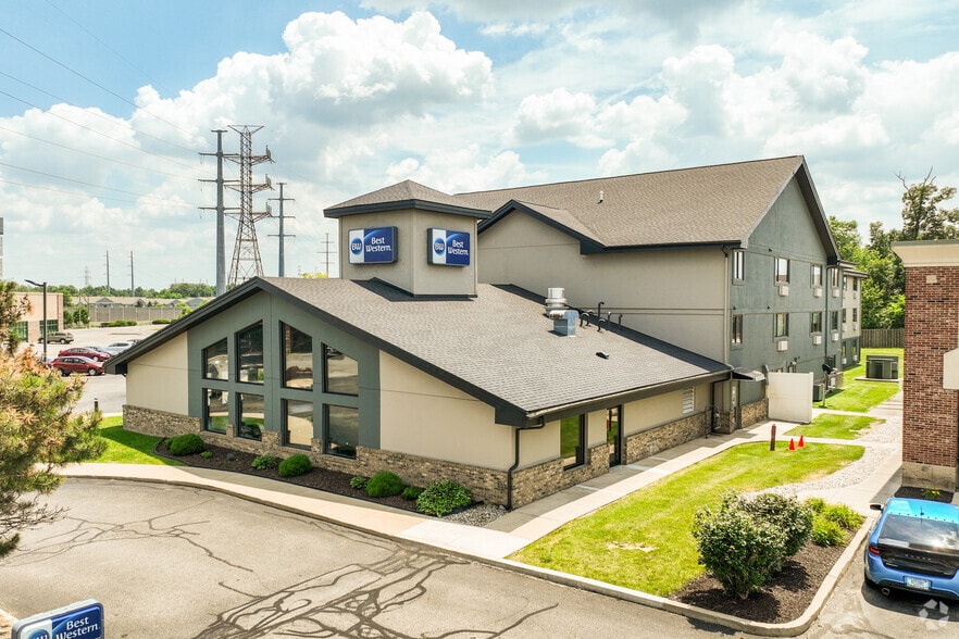 Primary Photo Of 2902 E DuPont Rd, Fort Wayne Hotel For Sale