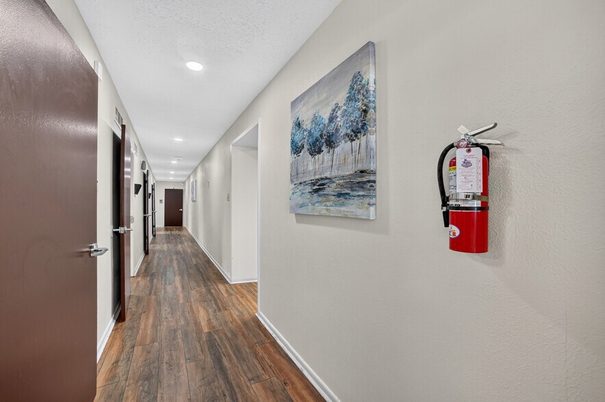 More Photos Of 108-110 W Grove St, Kaufman Office For Lease