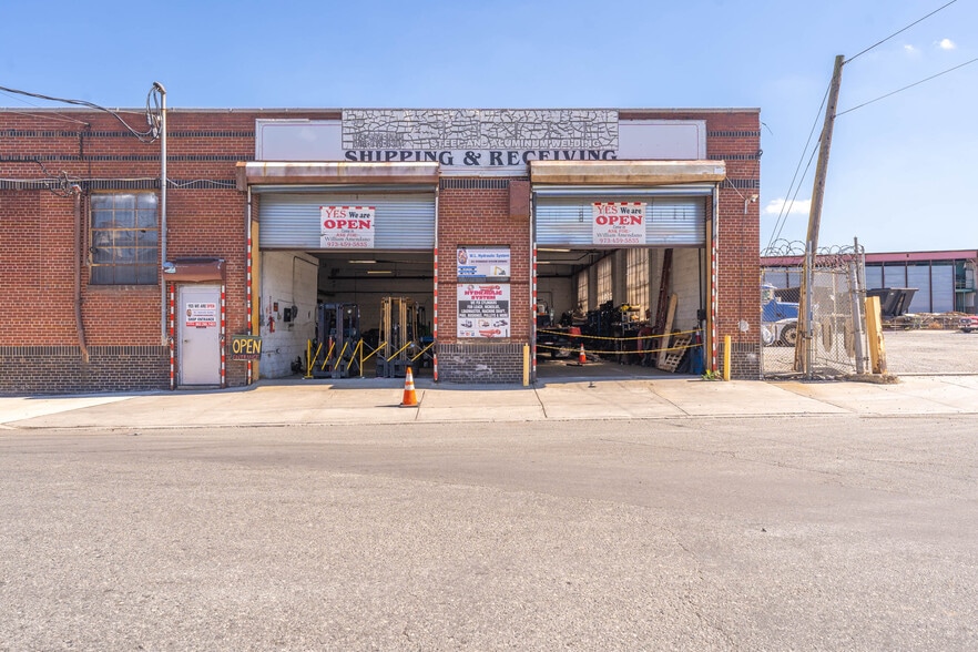 More Photos Of 370-376 Adams St, Newark Warehouse For Lease