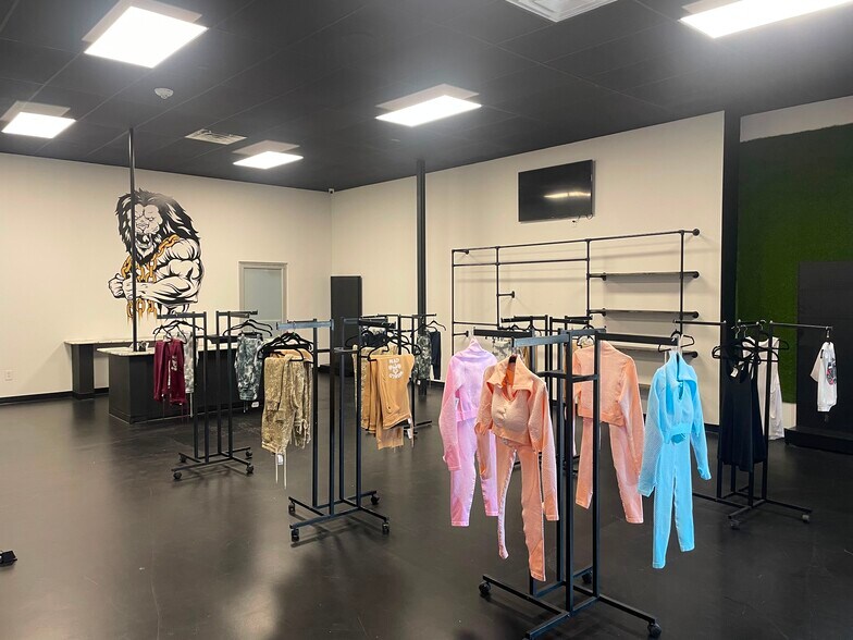 More Photos Of 10000 Emmett F Lowry Expy, Texas City Health Club For Lease