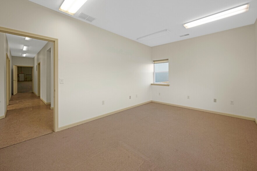 More Photos Of 31197 Wingate Rd, Sedalia Flex For Sale