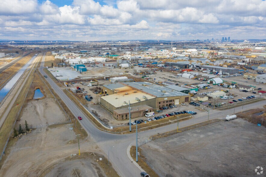 More Photos Of 9815 48th St SE, Calgary Manufacturing For Lease