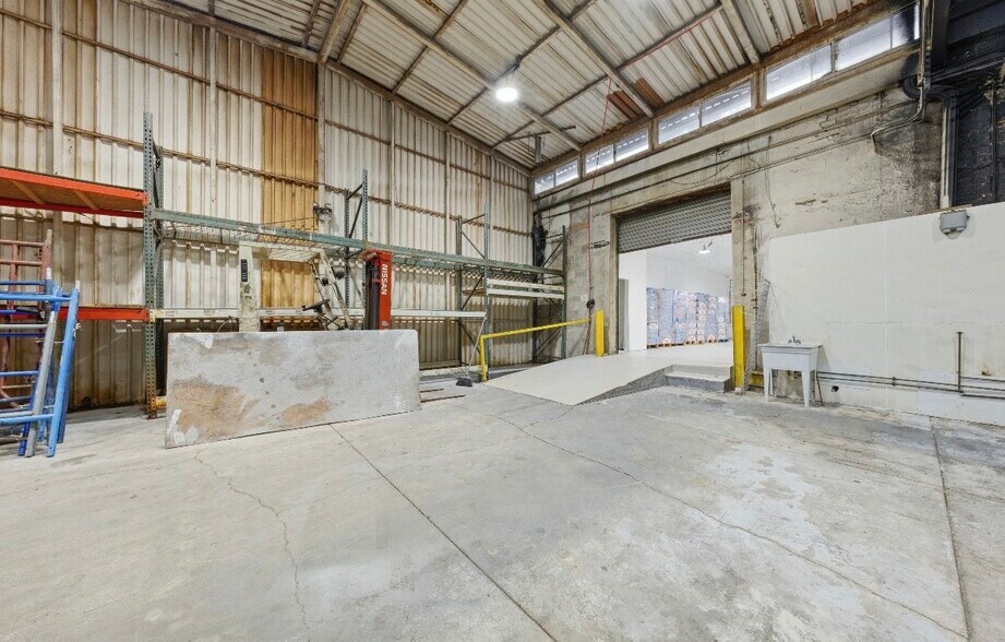 More Photos Of 2290-2292 S Blue Island Ave, Chicago Warehouse For Lease
