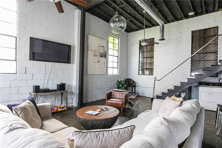 More Photos Of 670 SE Terry St, Atlanta Storefront Retail Office For Sale